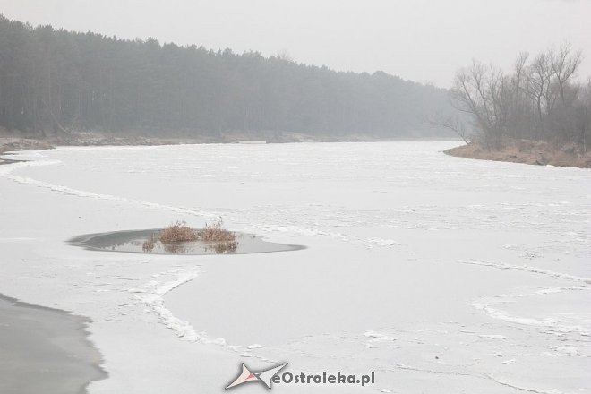 Narew w górnym biegu zamarzła. Z pomocą rusza wojsko [04.12.2014] - zdjęcie #44 - eOstroleka.pl