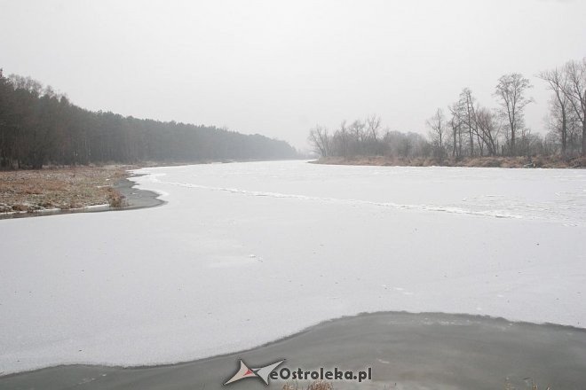 Narew w górnym biegu zamarzła. Z pomocą rusza wojsko [04.12.2014] - zdjęcie #41 - eOstroleka.pl