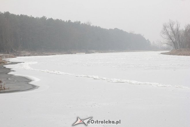 Narew w górnym biegu zamarzła. Z pomocą rusza wojsko [04.12.2014] - zdjęcie #40 - eOstroleka.pl