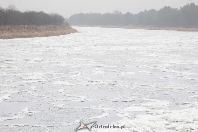 Narew w górnym biegu zamarzła. Z pomocą rusza wojsko [04.12.2014] - zdjęcie #26 - eOstroleka.pl