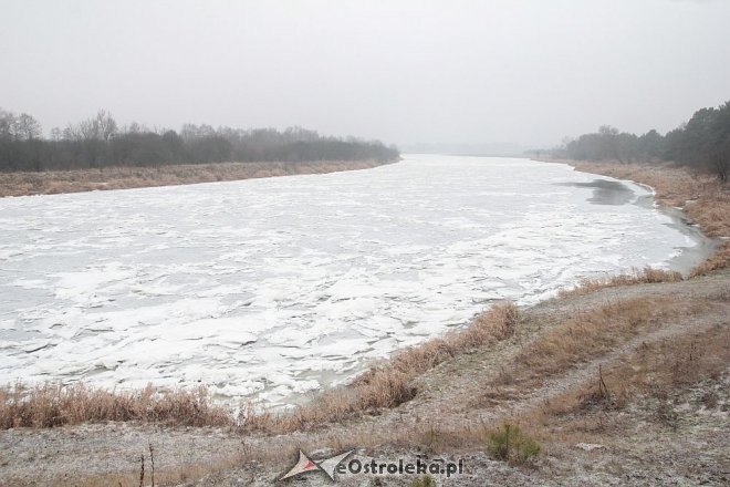 Narew w górnym biegu zamarzła. Z pomocą rusza wojsko [04.12.2014] - zdjęcie #23 - eOstroleka.pl