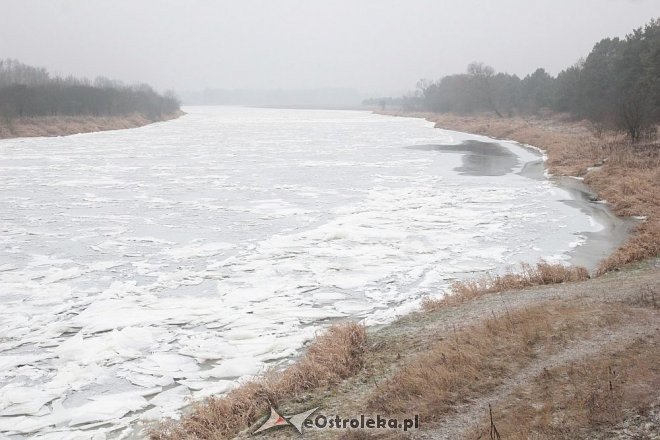 Narew w górnym biegu zamarzła. Z pomocą rusza wojsko [04.12.2014] - zdjęcie #20 - eOstroleka.pl