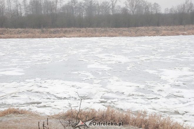 Narew w górnym biegu zamarzła. Z pomocą rusza wojsko [04.12.2014] - zdjęcie #19 - eOstroleka.pl