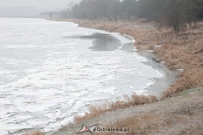 Narew w górnym biegu zamarzła. Z pomocą rusza wojsko [04.12.2014] - zdjęcie #13 - eOstroleka.pl