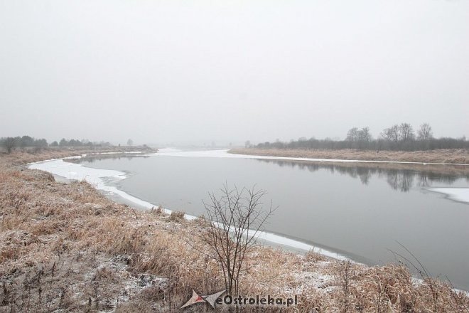 Narew w górnym biegu zamarzła. Z pomocą rusza wojsko [04.12.2014] - zdjęcie #11 - eOstroleka.pl