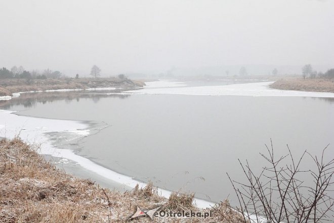 Narew w górnym biegu zamarzła. Z pomocą rusza wojsko [04.12.2014] - zdjęcie #10 - eOstroleka.pl