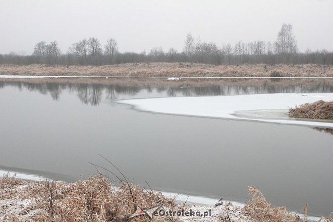 Narew w górnym biegu zamarzła. Z pomocą rusza wojsko [04.12.2014] - zdjęcie #9 - eOstroleka.pl