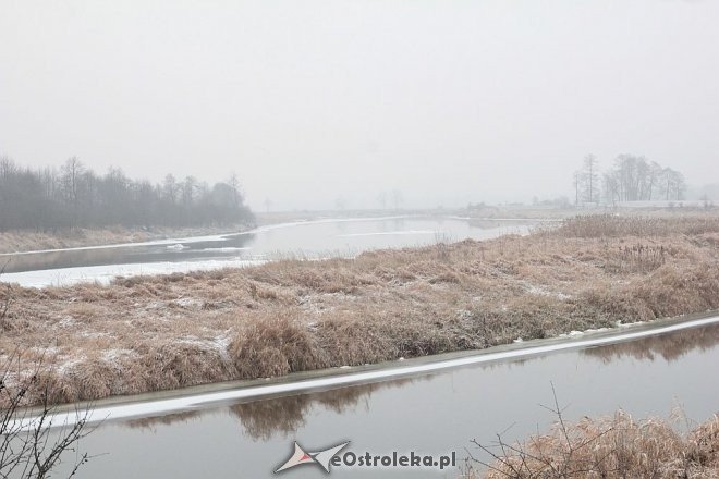 Narew w górnym biegu zamarzła. Z pomocą rusza wojsko [04.12.2014] - zdjęcie #6 - eOstroleka.pl