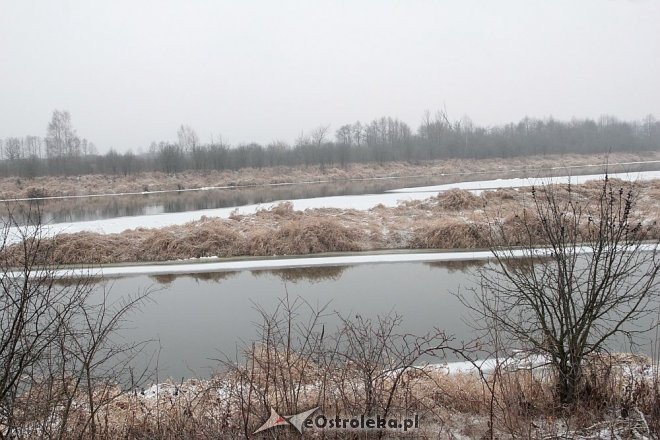 Narew w górnym biegu zamarzła. Z pomocą rusza wojsko [04.12.2014] - zdjęcie #4 - eOstroleka.pl