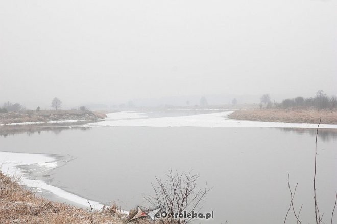 Narew w górnym biegu zamarzła. Z pomocą rusza wojsko [04.12.2014] - zdjęcie #2 - eOstroleka.pl