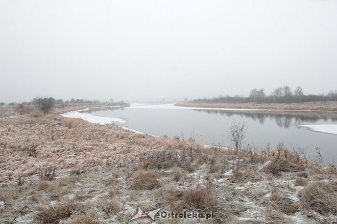 Narew w górnym biegu zamarzła. Z pomocą rusza wojsko [04.12.2014] - zdjęcie #1 - eOstroleka.pl