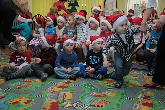Mikołaj u przedszkolaków z „miejskiej” szesnastki [05.12.2014] - zdjęcie #7 - eOstroleka.pl