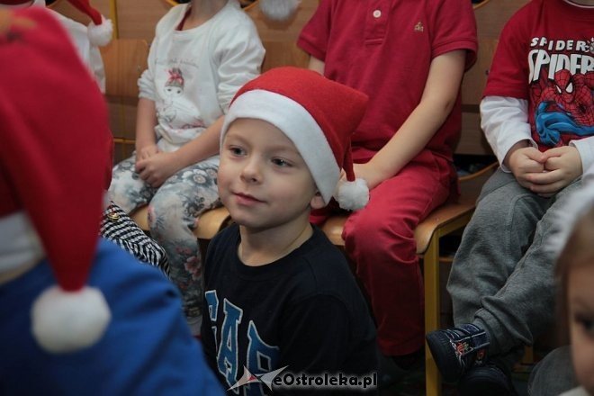 Mikołaj u przedszkolaków z „miejskiej” szesnastki [05.12.2014] - zdjęcie #8 - eOstroleka.pl