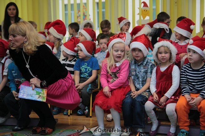 Mikołaj u przedszkolaków z „miejskiej” szesnastki [05.12.2014] - zdjęcie #9 - eOstroleka.pl
