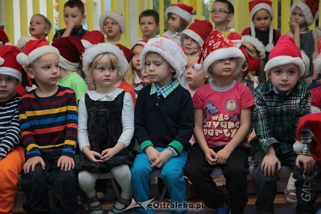 Mikołaj u przedszkolaków z „miejskiej” szesnastki [05.12.2014] - zdjęcie #14 - eOstroleka.pl