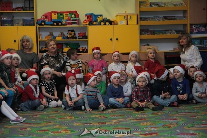 Mikołaj u przedszkolaków z „miejskiej” szesnastki [05.12.2014] - zdjęcie #31 - eOstroleka.pl