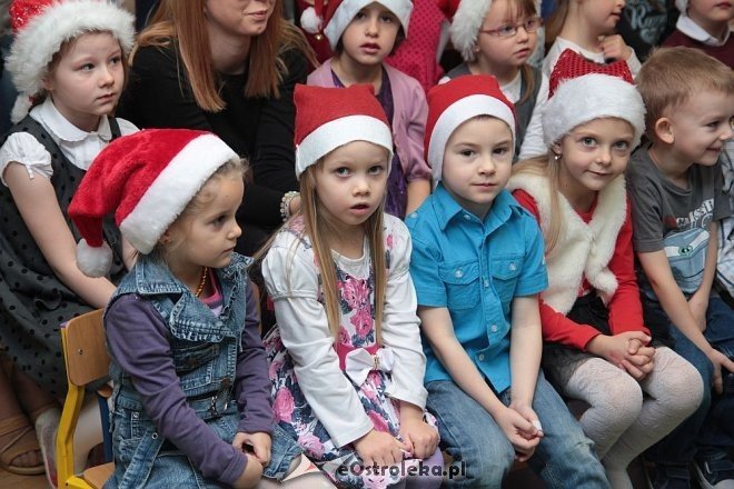 Mikołaj u przedszkolaków z „miejskiej” szesnastki [05.12.2014] - zdjęcie #42 - eOstroleka.pl