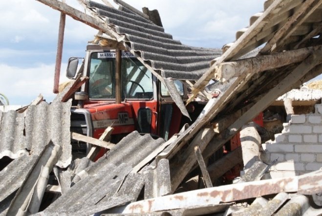 Trąba powietrzna w Grucelach gm Troszyn (04.06.09) - zdjęcie #9 - eOstroleka.pl