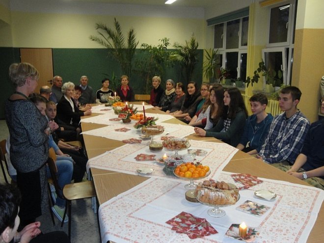 Wigilijne spotkanie Klubu Comenius w Gimnazjum nr 1 [15.12.2014] - zdjęcie #9 - eOstroleka.pl
