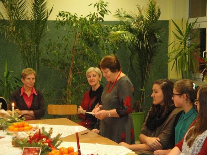 Wigilijne spotkanie Klubu Comenius w Gimnazjum nr 1 [15.12.2014] - zdjęcie #10 - eOstroleka.pl