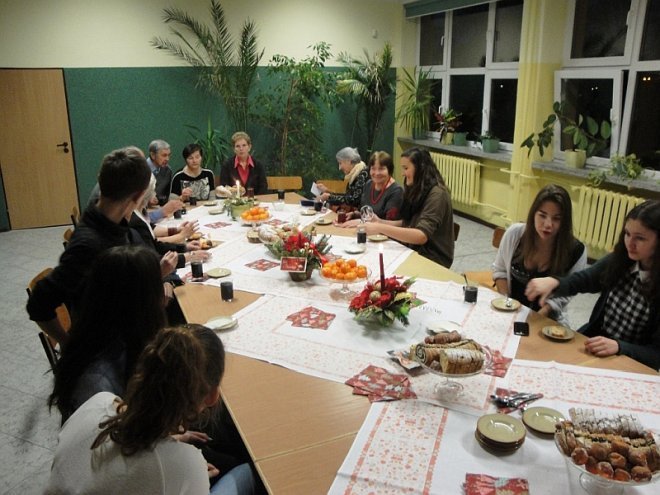 Wigilijne spotkanie Klubu Comenius w Gimnazjum nr 1 [15.12.2014] - zdjęcie #21 - eOstroleka.pl