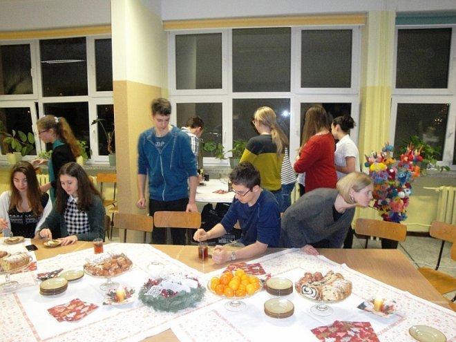 Wigilijne spotkanie Klubu Comenius w Gimnazjum nr 1 [15.12.2014] - zdjęcie #22 - eOstroleka.pl