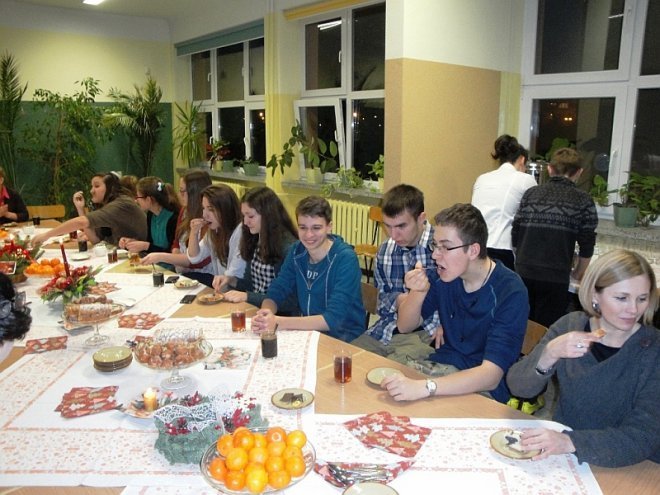 Wigilijne spotkanie Klubu Comenius w Gimnazjum nr 1 [15.12.2014] - zdjęcie #23 - eOstroleka.pl