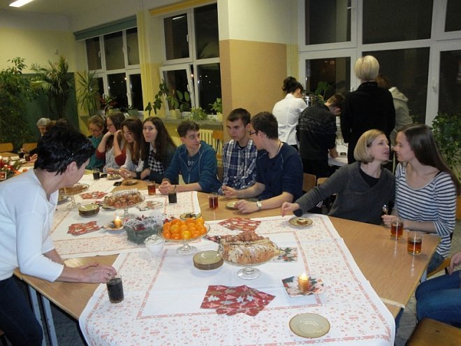 Wigilijne spotkanie Klubu Comenius w Gimnazjum nr 1 [15.12.2014] - zdjęcie #24 - eOstroleka.pl