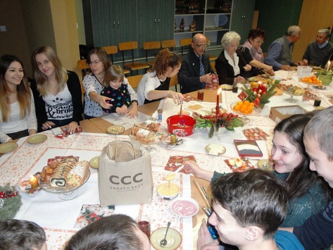 Wigilijne spotkanie Klubu Comenius w Gimnazjum nr 1 [15.12.2014] - zdjęcie #26 - eOstroleka.pl