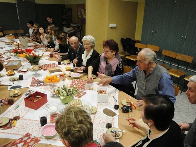 Wigilijne spotkanie Klubu Comenius w Gimnazjum nr 1 [15.12.2014] - zdjęcie #28 - eOstroleka.pl