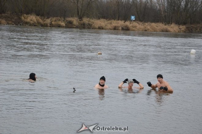 Morsowanie w rzece Narew [21.12.2014] - zdjęcie #13 - eOstroleka.pl