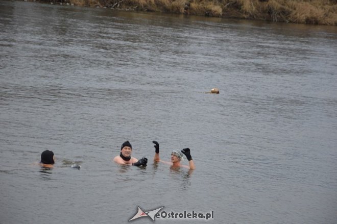 Morsowanie w rzece Narew [21.12.2014] - zdjęcie #22 - eOstroleka.pl