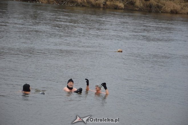 Morsowanie w rzece Narew [21.12.2014] - zdjęcie #11 - eOstroleka.pl