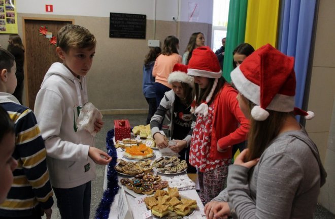 Ostrołęka: Przedświąteczna zbiórka darów dla schroniska w Kruszewie [26.12.2014] - zdjęcie #5 - eOstroleka.pl