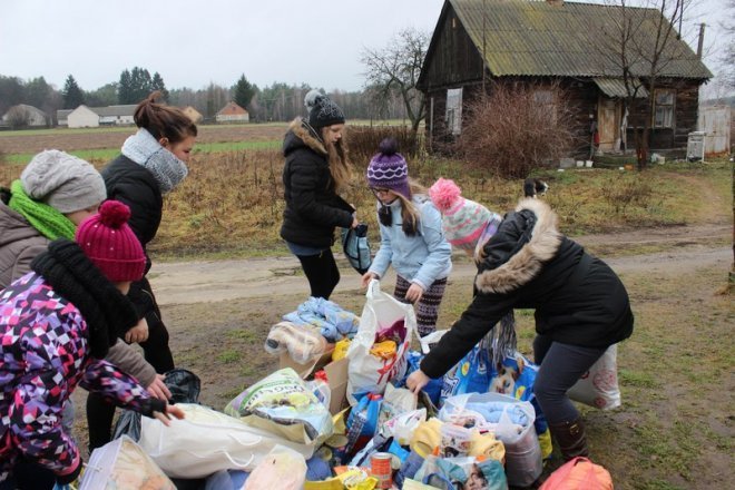 Ostrołęka: Przedświąteczna zbiórka darów dla schroniska w Kruszewie [26.12.2014] - zdjęcie #10 - eOstroleka.pl