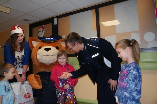 Komisarz Kurpik z wizytą na oddziale dziecięcym ostrołęckiego szpitala [27.12.2014] - zdjęcie #2 - eOstroleka.pl