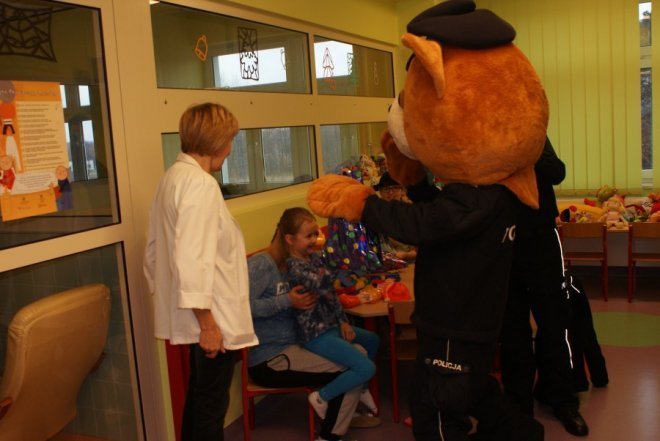 Komisarz Kurpik z wizytą na oddziale dziecięcym ostrołęckiego szpitala [27.12.2014] - zdjęcie #4 - eOstroleka.pl