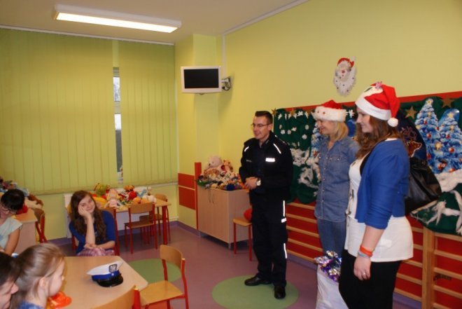 Komisarz Kurpik z wizytą na oddziale dziecięcym ostrołęckiego szpitala [27.12.2014] - zdjęcie #6 - eOstroleka.pl
