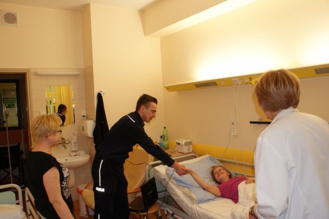 Komisarz Kurpik z wizytą na oddziale dziecięcym ostrołęckiego szpitala [27.12.2014] - zdjęcie #7 - eOstroleka.pl