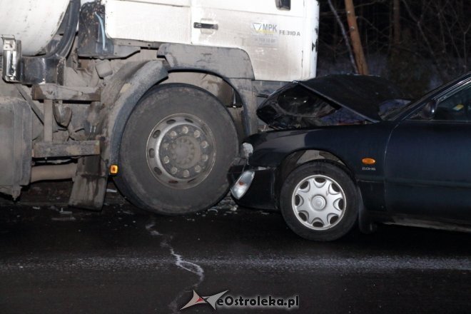 Czołowe zderzenie osobówki z ciężarówką przy Granicznej. Do szpitala trafiła 28-letnia kobieta [05.01.2015] - zdjęcie #11 - eOstroleka.pl