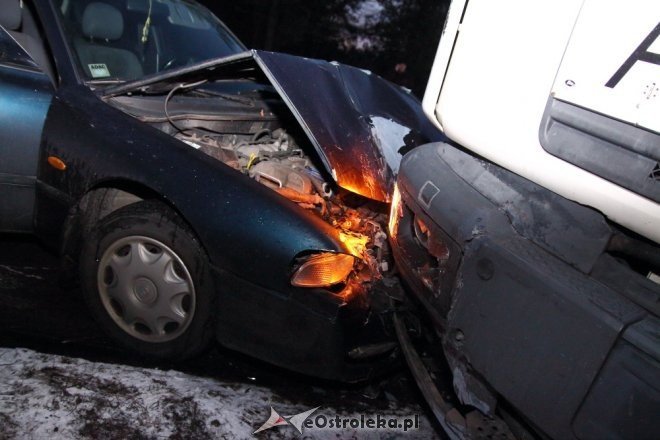 Czołowe zderzenie osobówki z ciężarówką przy Granicznej. Do szpitala trafiła 28-letnia kobieta [05.01.2015] - zdjęcie #10 - eOstroleka.pl