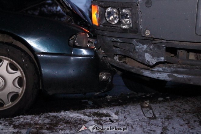 Czołowe zderzenie osobówki z ciężarówką przy Granicznej. Do szpitala trafiła 28-letnia kobieta [05.01.2015] - zdjęcie #9 - eOstroleka.pl