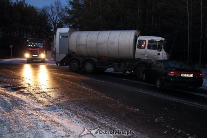 Czołowe zderzenie osobówki z ciężarówką przy Granicznej. Do szpitala trafiła 28-letnia kobieta [05.01.2015] - zdjęcie #8 - eOstroleka.pl