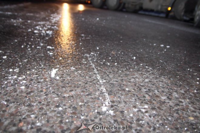 Czołowe zderzenie osobówki z ciężarówką przy Granicznej. Do szpitala trafiła 28-letnia kobieta [05.01.2015] - zdjęcie #7 - eOstroleka.pl