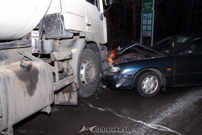 Czołowe zderzenie osobówki z ciężarówką przy Granicznej. Do szpitala trafiła 28-letnia kobieta [05.01.2015] - zdjęcie #6 - eOstroleka.pl