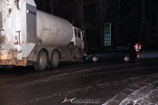 Czołowe zderzenie osobówki z ciężarówką przy Granicznej. Do szpitala trafiła 28-letnia kobieta [05.01.2015] - zdjęcie #5 - eOstroleka.pl