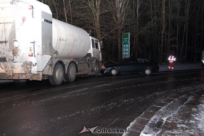 Czołowe zderzenie osobówki z ciężarówką przy Granicznej. Do szpitala trafiła 28-letnia kobieta [05.01.2015] - zdjęcie #4 - eOstroleka.pl