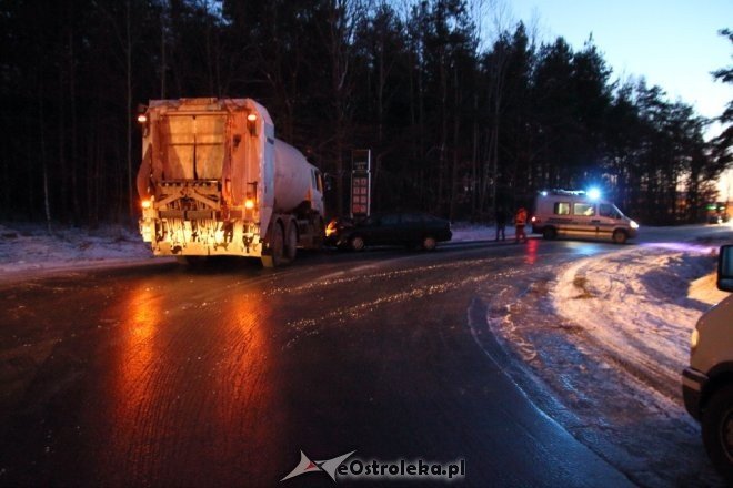 Czołowe zderzenie osobówki z ciężarówką przy Granicznej. Do szpitala trafiła 28-letnia kobieta [05.01.2015] - zdjęcie #2 - eOstroleka.pl