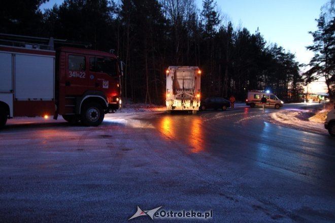 Czołowe zderzenie osobówki z ciężarówką przy Granicznej. Do szpitala trafiła 28-letnia kobieta [05.01.2015] - zdjęcie #1 - eOstroleka.pl