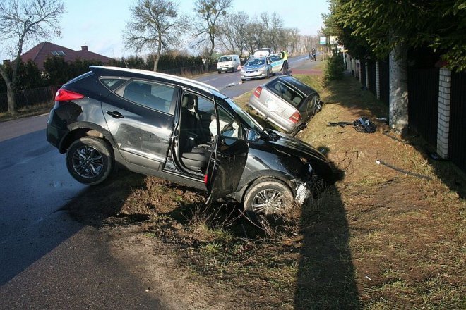 Wypadek w Czarnowcu: Do szpitala trafiły dwie osoby [16.01.2015] - zdjęcie #2 - eOstroleka.pl